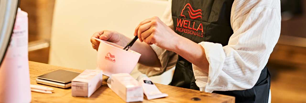 Hairdresser professional with Wella Color products